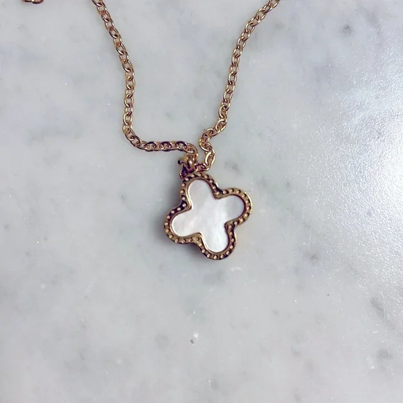 Designer inspired Reversible Clover necklace - Picture 5 of 7